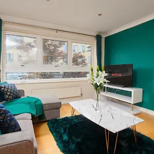  Apartment Exquisite Abode - Sleeps 6 - Parking United Kingdom